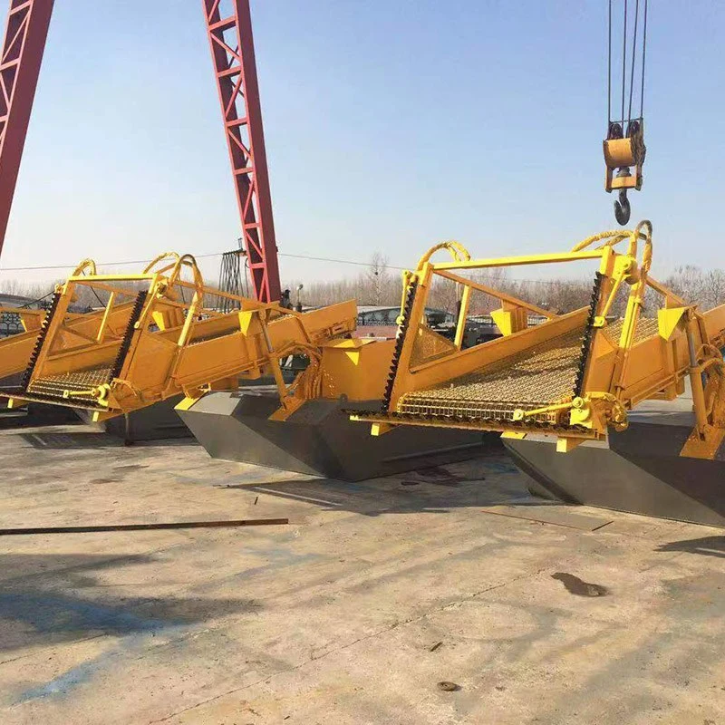 Thuyền thu hoạch lục bình và bèo tấm